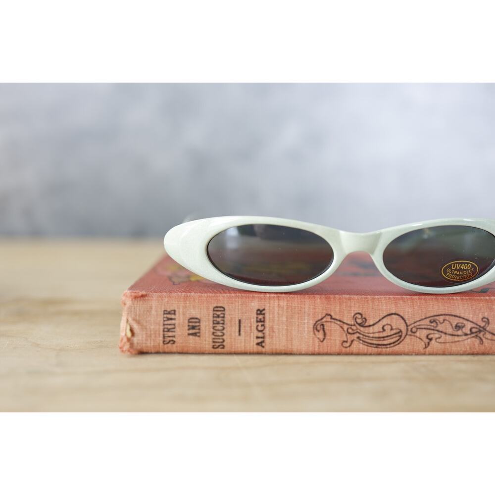 Vintage 2000s Y2K Slim Sunglasses New old Stock Cateye rockabilly Bratz Coquette - Picture 4 of 8